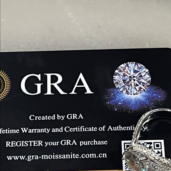 925 Sterling Silver 5 Carat Moissanite Ring - Luxurious Faux Diamond - Picture 4 of 10